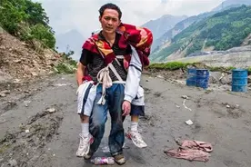 汶川地震中，那个背儿子遗体徒步25公里回家的父亲，现在怎么样了图片
