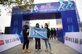 不让队友落单，健康活力满满，三美女结伴荧光夜跑图片