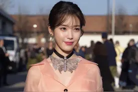 Gucci的品牌大使李知恩，一身橘粉色衬衫裙温婉大方，魅力无法挡图片