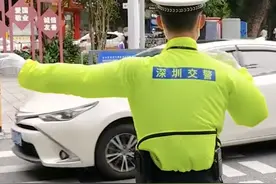 制服里自带小风扇 深圳交警新型“降温设备”走红图片