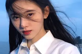 鞠婧祎“绿茶坐姿”火了，肩膀与膝盖在同一水平线图片