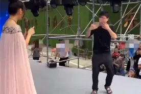 50岁杨钰莹商演遇突发情况！热情男粉冲上舞台 本人摆手不介意图片