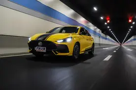 全新名爵5：不到11万买顶配，1.5T又快又帅，何必苦等思域？图片