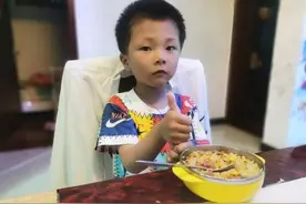 剩饭不想煮菜可以蛋炒饭，好吃还简单，儿子吃完后点赞图片