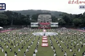 全体默哀！武汉大学毕业典礼这一幕刷屏图片