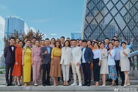 央视金牌主持们在“大裤衩”下合影，董卿稳居C位，全员长腿图片