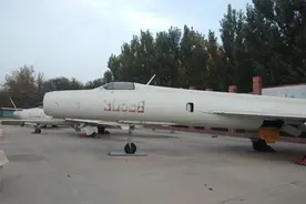 歼击机飞行员上飞机前的热闹场面图片