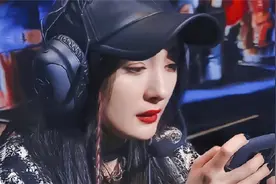杨幂新综艺路透曝光，一头浅蓝发挑染太抢眼，王者竟达荣耀69星图片
