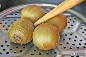 猕猴桃放锅里蒸一蒸，没想到这么厉害，又香又甜，作用拿钱都难买图片