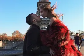 27岁混血超模与男友甜蜜拥吻，私下穿着大胆惹争议，太瘦无赘肉图片