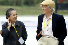 她是上影著名演员，与丈夫白桦因电影喜结良缘，如今89岁孤独前行图片