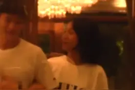周一围和朱丹饭后牵手遛弯，伸手帮老婆擦嘴角还甜蜜对视，超恩爱图片