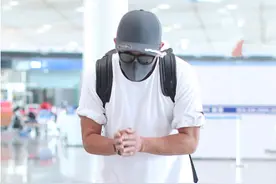 陈小春这回放飞自我？50多岁穿“补丁裤”出门，显廉价还很土味图片