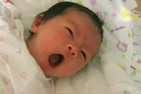 新生儿主动把脚伸到医生面前，却没引起注意力，宝宝：我好失望啊图片