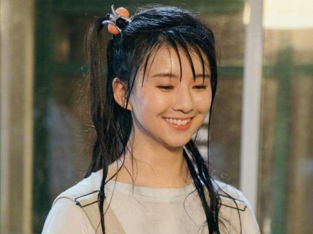 小彩旗的拉丝吻戏再续前缘!大鹏一番调侃,两人顿时害羞