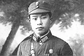 重庆谈判时，毛主席周总理的贴身警卫一个动作，吓得特务不敢靠近图片
