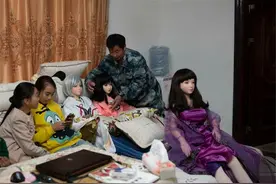畸形的父爱？把仿真娃娃当亲生女儿养，花10万元买衣服图片