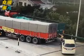 “指挥倒车”凶险多，站错位置把命搭图片