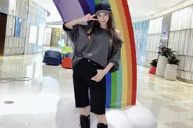 这么早就穿长筒靴了？baby为了凹造型真是拼命，所幸还挺上镜图片