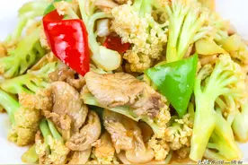 炒花菜只焯水当然不好吃！大厨教你正确做法，焯水后这2步很重要图片