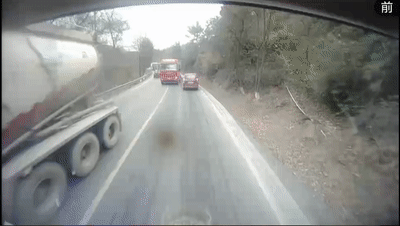 违规超车，致小客车被撞飞近50米远，行车记录仪拍下惊险瞬间图片