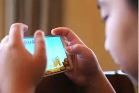 12岁的儿子用零花钱买游戏装备，该阻止他吗？图片