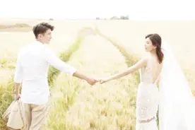 42岁孙志浩：看了前妻贾静雯近况，再看看现任，网友：后悔吗？视频封面