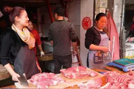 在农村卖猪肉的“猪肉西施”生意异常的红火图片