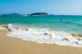 大东海海边有千米长的沙滩，是距离三亚市中心距离最短的一处图片