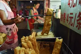 南宁只有晚上才能吃到的豆浆油条，8块钱一套，来吃的真多图片