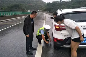 高速上爆胎后换胎扣12分？记好这3招，交警不仅不罚，还帮着换！图片