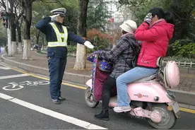 电动车半道遇到查车，为什么有车主宁愿弃车而逃？车主：无奈之举图片