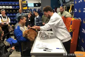 汤普森带着爱犬Rocco出席签售仪式，调侃Rocco：被宠坏了的蠢狗图片
