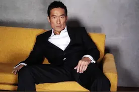 他红过陈小春，追过张曼玉，娶过日本武打女王，56岁还有8块腹肌图片