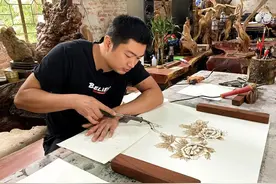 励志！从化这位工匠从保安员“蜕变”为烙画师图片