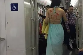 女子一上地铁就脱去外套，看到她后背写的8个大字后 才知其目的图片