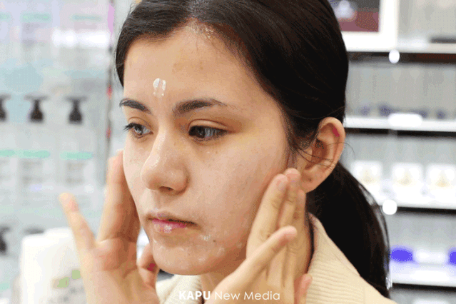 中老年人涂面霜,记住3个"抗皱"手法!对皮肤好,更显年轻