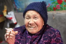 9旬老奶奶吃菜不放油，抽烟76年，看她生活成啥样图片