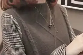 又火了一款毛衣，叫“假两件”，遮臀时髦又遮肉，尤其适合70后图片