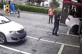 湖州一轿车翻入车库底部司机身亡事故，车库厂家终于找到，进一步调查正在进行图片