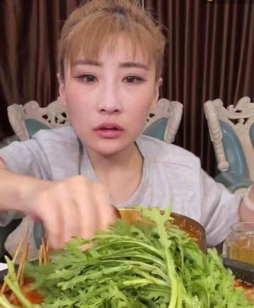 肚子撑到像怀孕数月,袭最疑因催吐造成嘴角发烂9月6日,坑爹大胃王胡桐