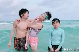 张柏芝带儿子海边游泳，换上泳装的母子三人，玩得很是开心快乐图片