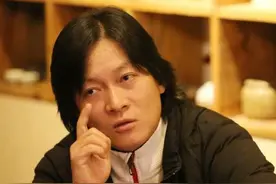 出道哥哥捧他13年，拍戏烧伤老婆不离弃，杨志刚命中的两位贵人图片