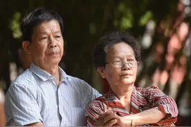 妻子跟男人跳交谊舞，丈夫却从不理会，丈夫：免费保姆不用白不用图片