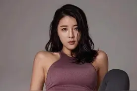 120斤韩国健身女教练，身材凹凸有型，预防乳房下垂太重要了图片