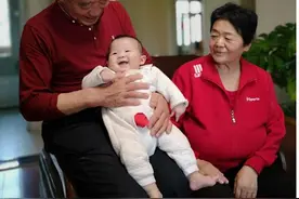 67岁生下可爱女儿天赐，母乳喂养四个月就叫爸爸，山东大娘太牛了图片