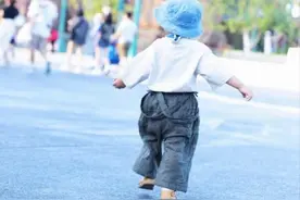 马丽晒1岁儿子背影照，自曝高龄产子后极度恋家，见不到儿子会哭图片