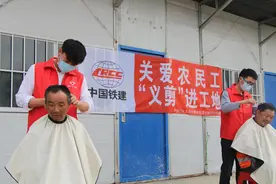 理发师进长春地铁工地，为工友解决“头”等大事图片