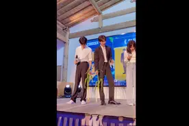 山东不愧是你！蔡徐坤杨颖拿大葱开发布会，飞机餐是馒头配咸菜图片