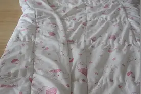 收纳厚棉被时，多用一节保鲜膜，方便省事还省空间，看完涨知识了图片